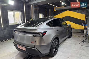 Позашляховик / Кросовер Tesla Model Y 2025 в 