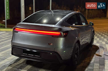 Позашляховик / Кросовер Tesla Model Y 2025 в 