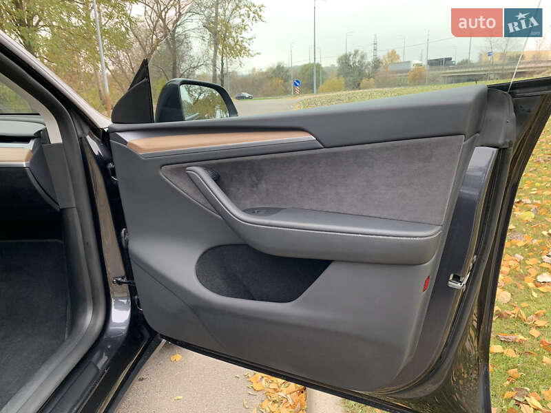 Внедорожник / Кроссовер Tesla Model Y 2024 в Киеве