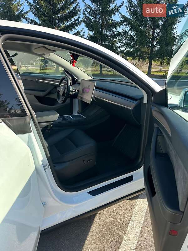 Внедорожник / Кроссовер Tesla Model Y 2024 в Черновцах