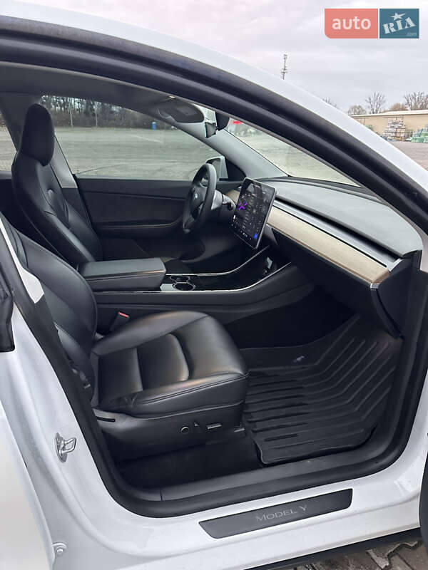 Позашляховик / Кросовер Tesla Model Y 2020 в Чернівцях фото 11 Позашляховик / Кросовер Tesla Model Y 2020 в Чернівцях