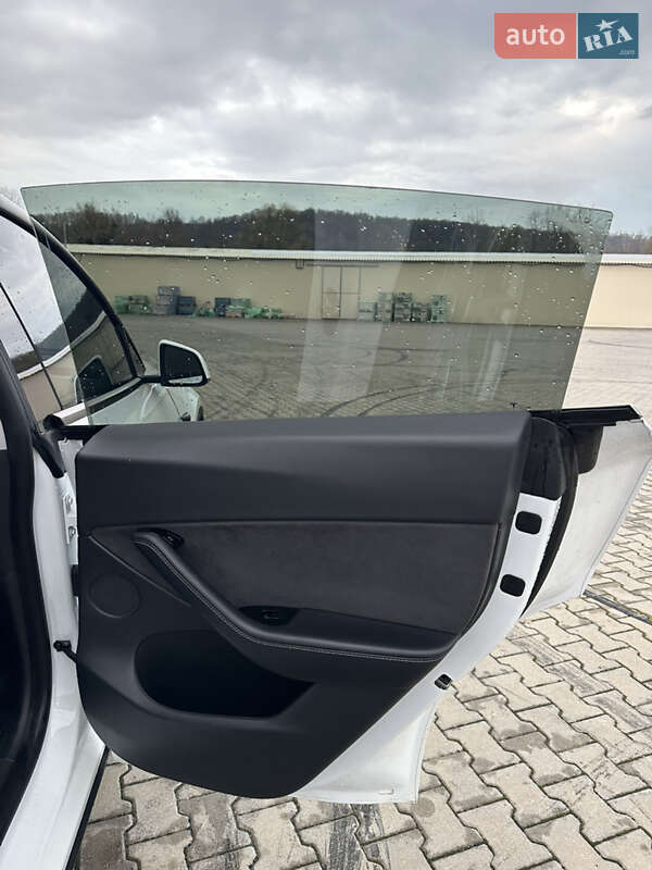 Позашляховик / Кросовер Tesla Model Y 2020 в Чернівцях фото 14 Позашляховик / Кросовер Tesla Model Y 2020 в Чернівцях
