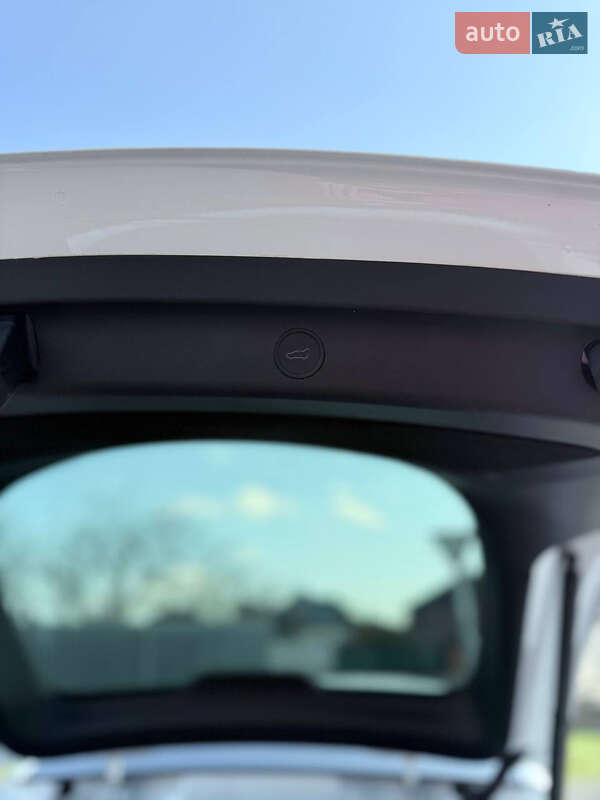 Внедорожник / Кроссовер Tesla Model Y 2023 в Черновцах