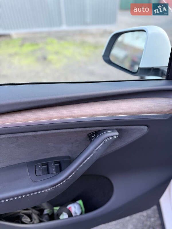 Внедорожник / Кроссовер Tesla Model Y 2023 в Черновцах