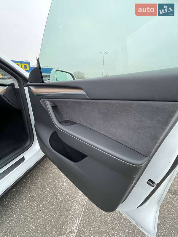 Внедорожник / Кроссовер Tesla Model Y 2023 в Киеве