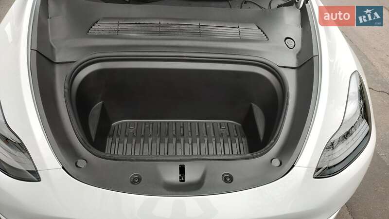 Внедорожник / Кроссовер Tesla Model Y 2024 в Киеве