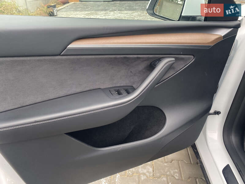 Внедорожник / Кроссовер Tesla Model Y 2023 в Киеве