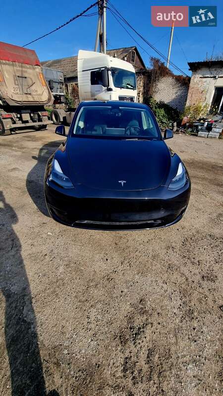 Tesla Model Y 2024