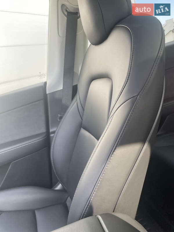 Позашляховик / Кросовер Tesla Model Y 2021 в Золочеві