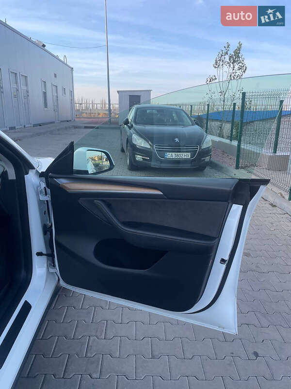 Позашляховик / Кросовер Tesla Model Y 2022 в Гатне