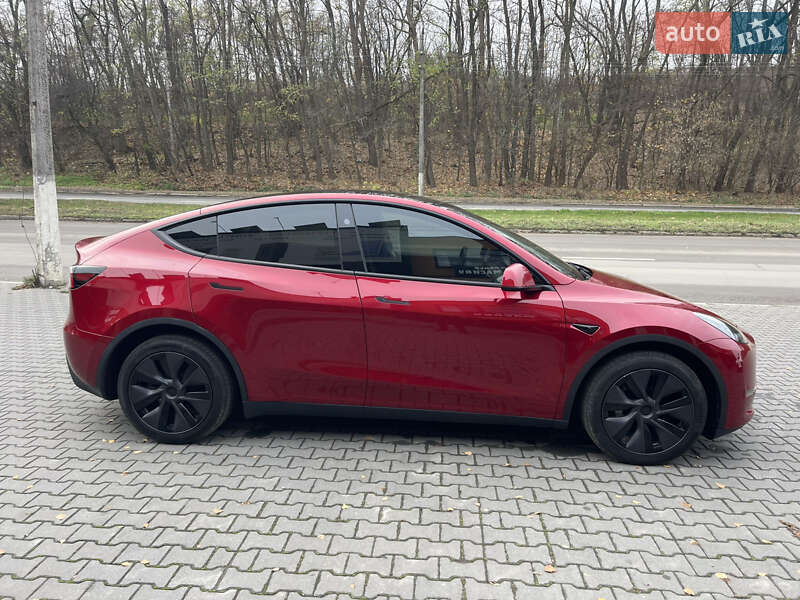Позашляховик / Кросовер Tesla Model Y 2025 в Чернівцях