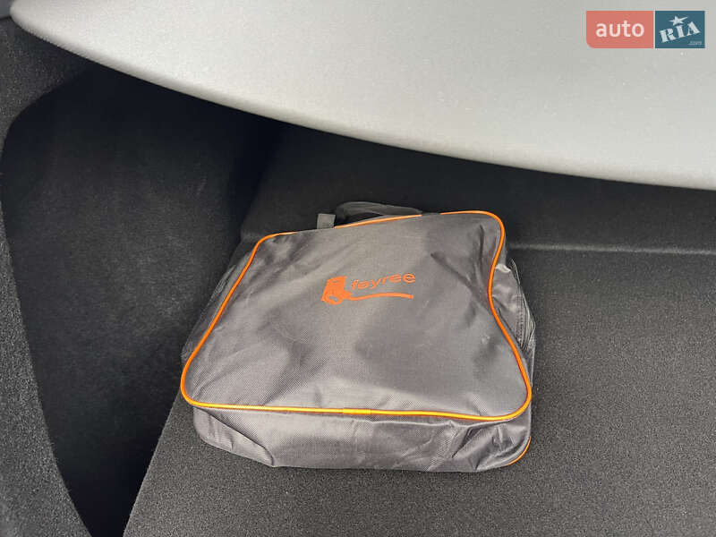 Позашляховик / Кросовер Tesla Model Y 2025 в Чернівцях