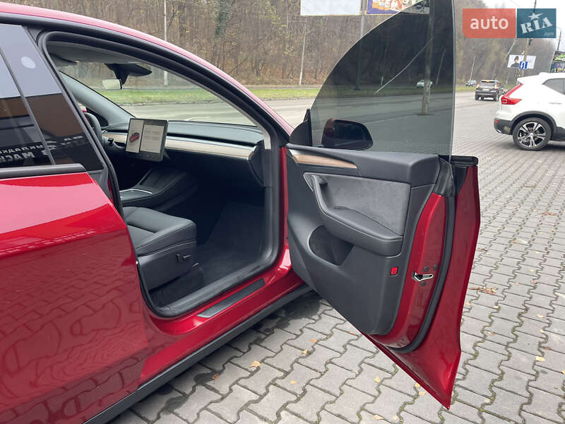 Позашляховик / Кросовер Tesla Model Y 2025 в Чернівцях