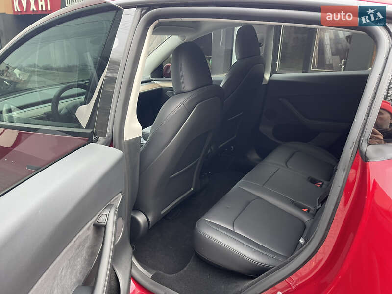 Позашляховик / Кросовер Tesla Model Y 2025 в Чернівцях