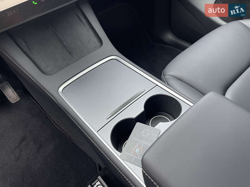 Позашляховик / Кросовер Tesla Model Y 2025 в Чернівцях