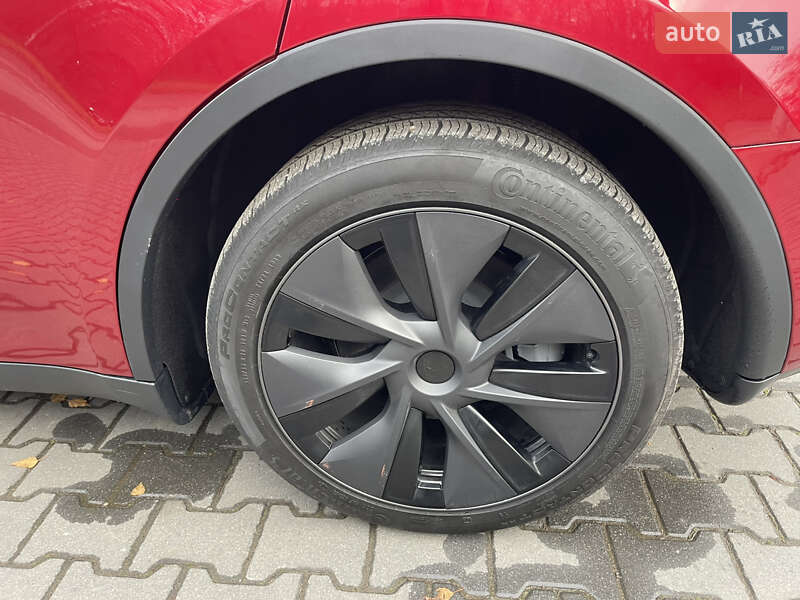 Позашляховик / Кросовер Tesla Model Y 2025 в Чернівцях