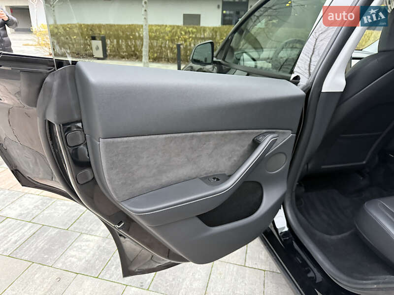 Внедорожник / Кроссовер Tesla Model Y 2024 в Киеве