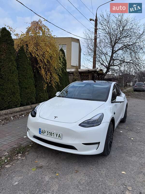 Tesla Model Y 2024