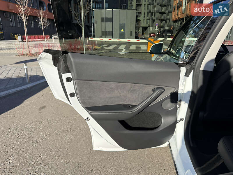 Внедорожник / Кроссовер Tesla Model Y 2023 в Киеве