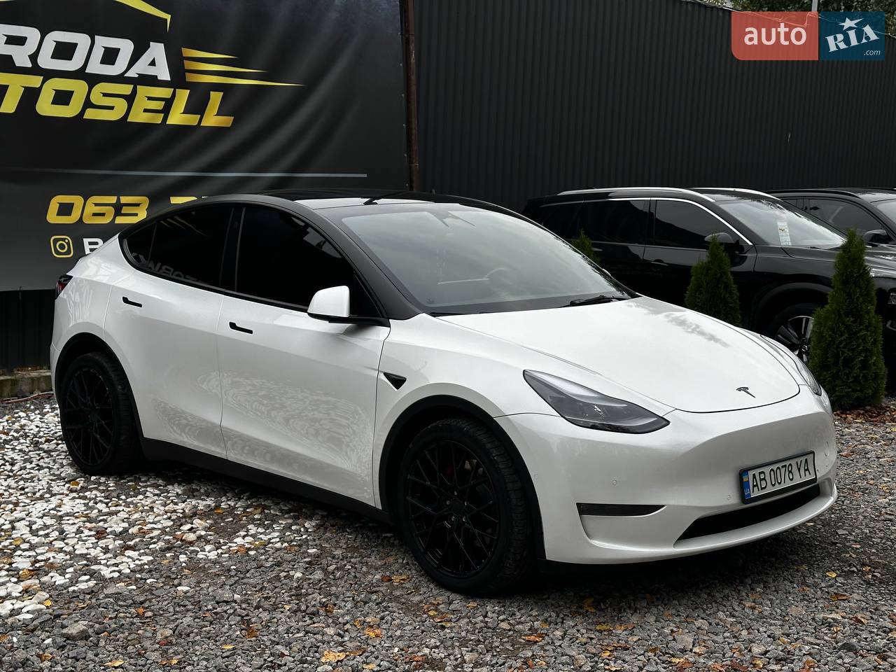 Варіант натуральний та акуратний

Продаю власний автомобіль. Машина унікальна у своєму класі й повністю доглянута. Вкладено багато, зокрема:
• виконана повна шумоізоляція;
• стеля та сидіння перешиті якісною алькантарою;
• ходова частина оновлена — уся підвіска встановлена від Tesla Long Range, завдяки чому авто дуже м’яке в русі;
• встановлені кастомні диски R20, що доповнюють вигляд.

Готовий до огляду. Телефонуйте, якщо зацікавлені.
