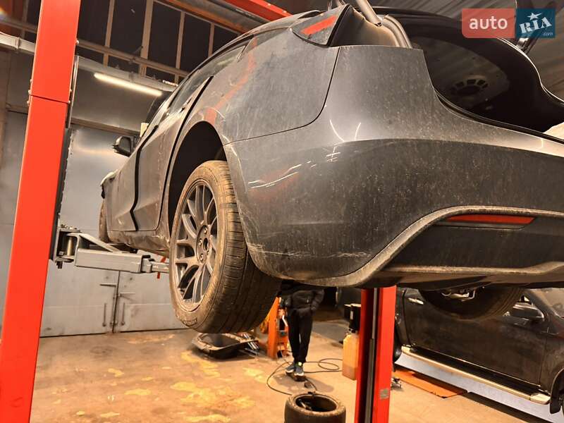 Внедорожник / Кроссовер Tesla Model Y 2024 в Киеве