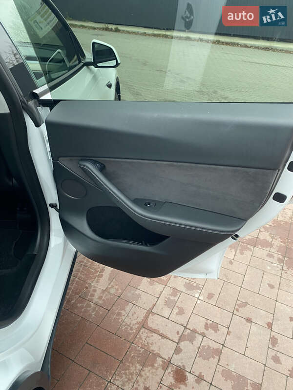 Позашляховик / Кросовер Tesla Model Y 2023 в Рівному
