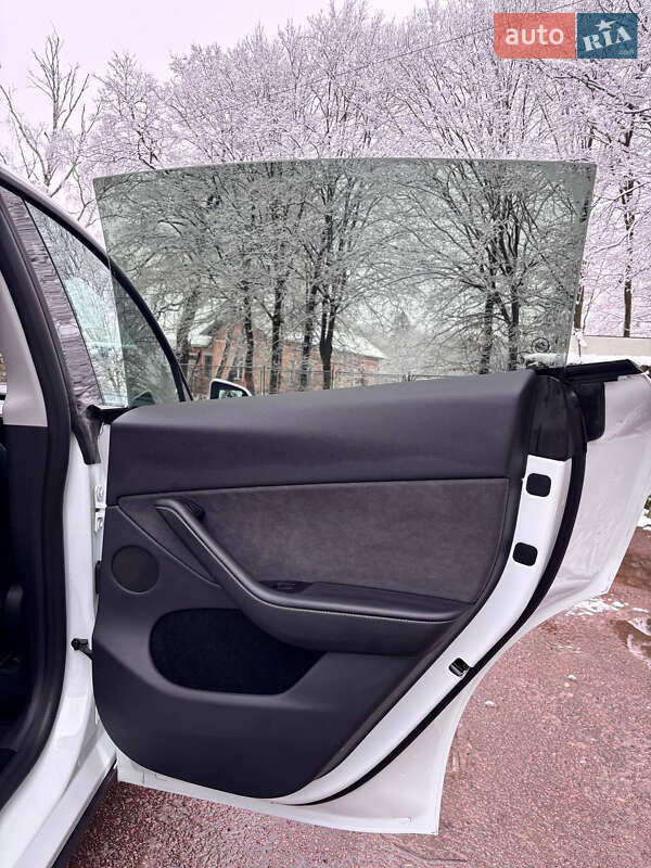 Позашляховик / Кросовер Tesla Model Y 2024 в Івано-Франківську