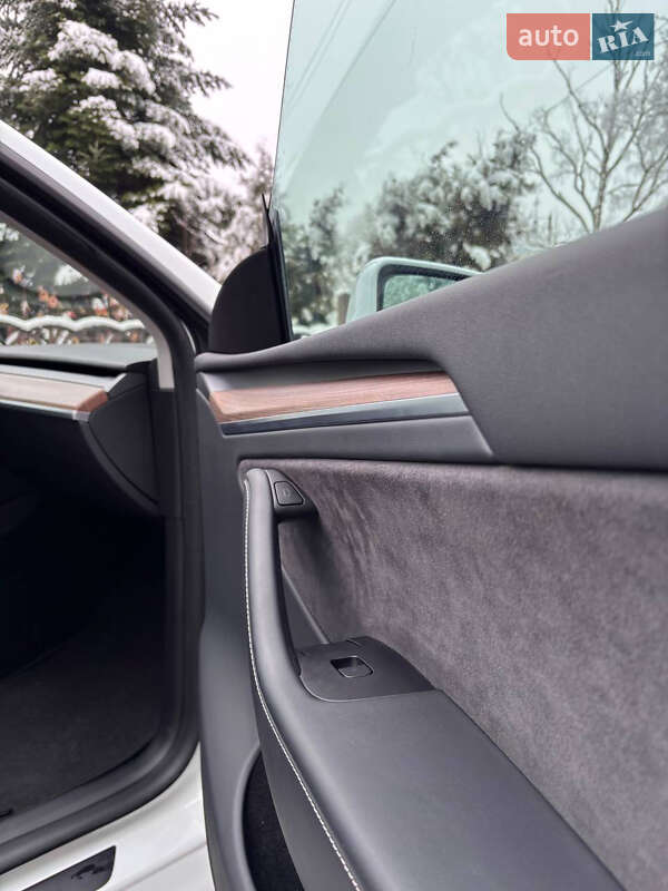 Позашляховик / Кросовер Tesla Model Y 2024 в Івано-Франківську