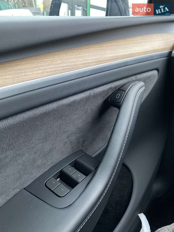 Позашляховик / Кросовер Tesla Model Y 2024 в Києві