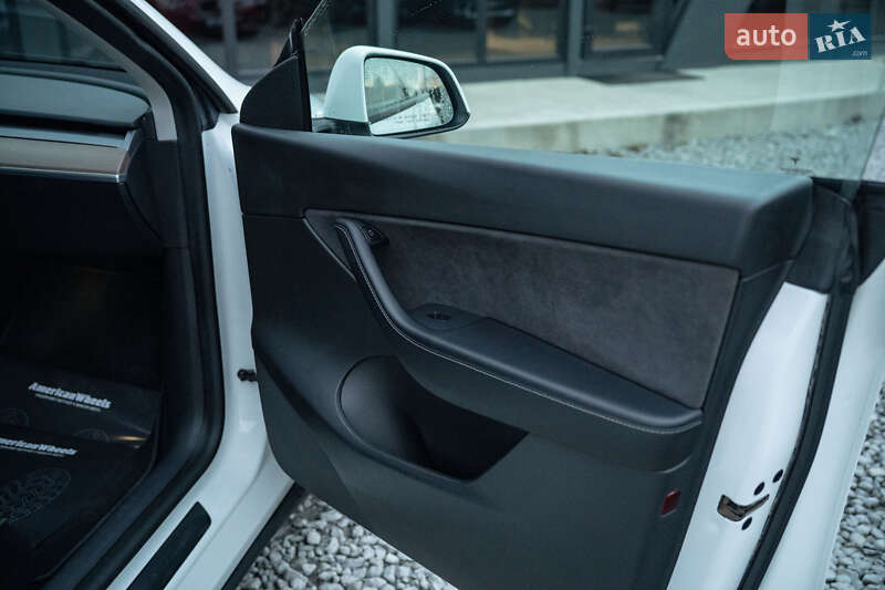 Внедорожник / Кроссовер Tesla Model Y 2021 в Черновцах