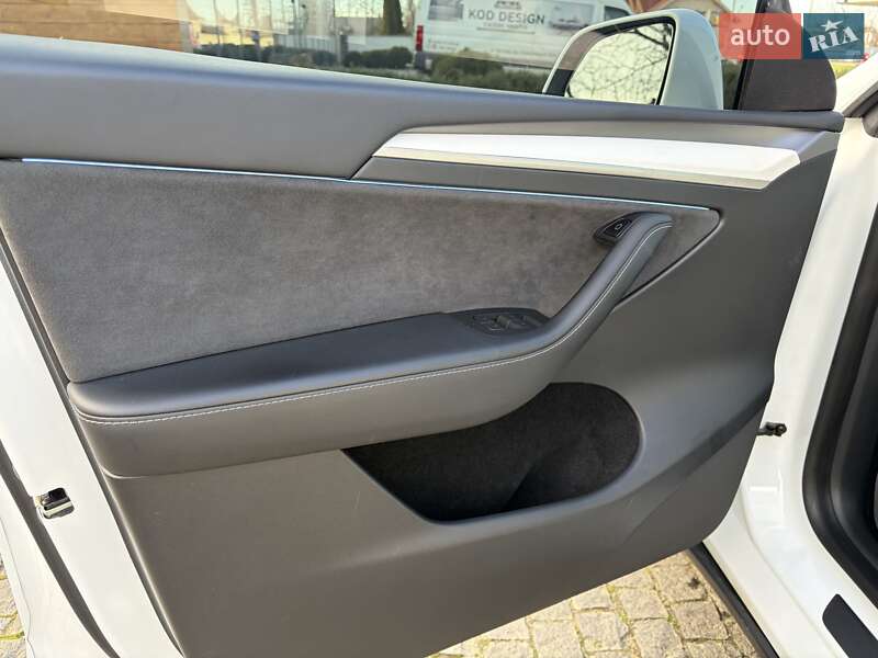 Внедорожник / Кроссовер Tesla Model Y 2023 в Ужгороде