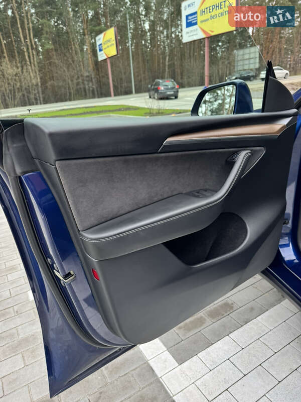 Внедорожник / Кроссовер Tesla Model Y 2023 в Киеве