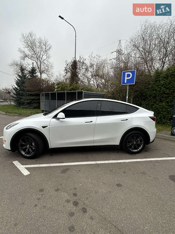 Внедорожник / Кроссовер Tesla Model Y 2025 в Киеве