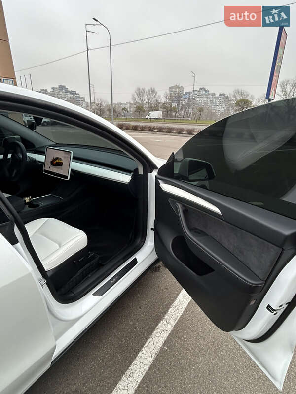 Внедорожник / Кроссовер Tesla Model Y 2025 в Киеве