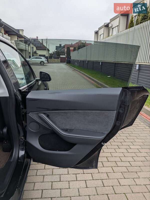 Внедорожник / Кроссовер Tesla Model Y 2024 в Тернополе