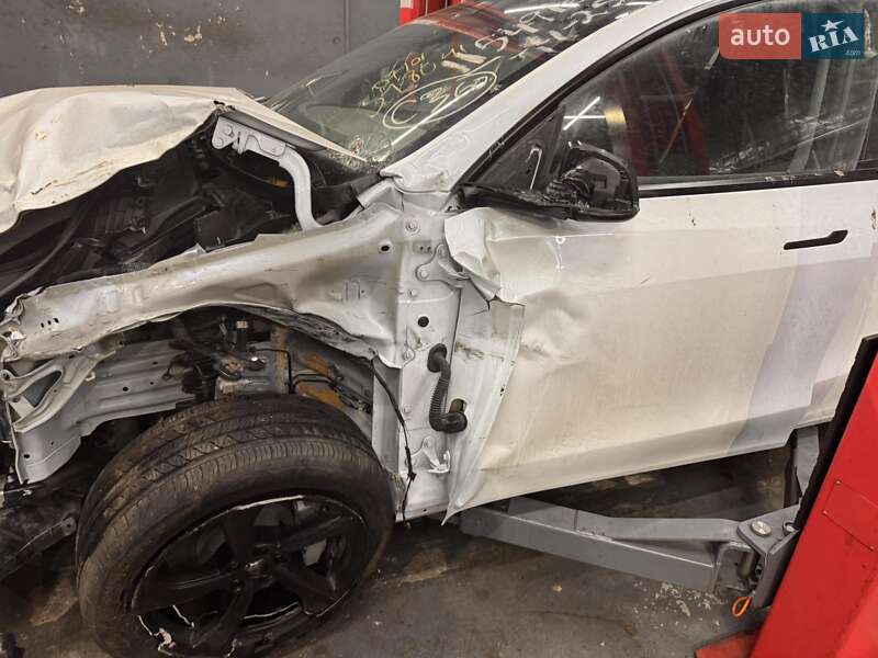 Внедорожник / Кроссовер Tesla Model Y 2025 в Киеве