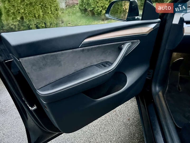 Внедорожник / Кроссовер Tesla Model Y 2024 в Киеве