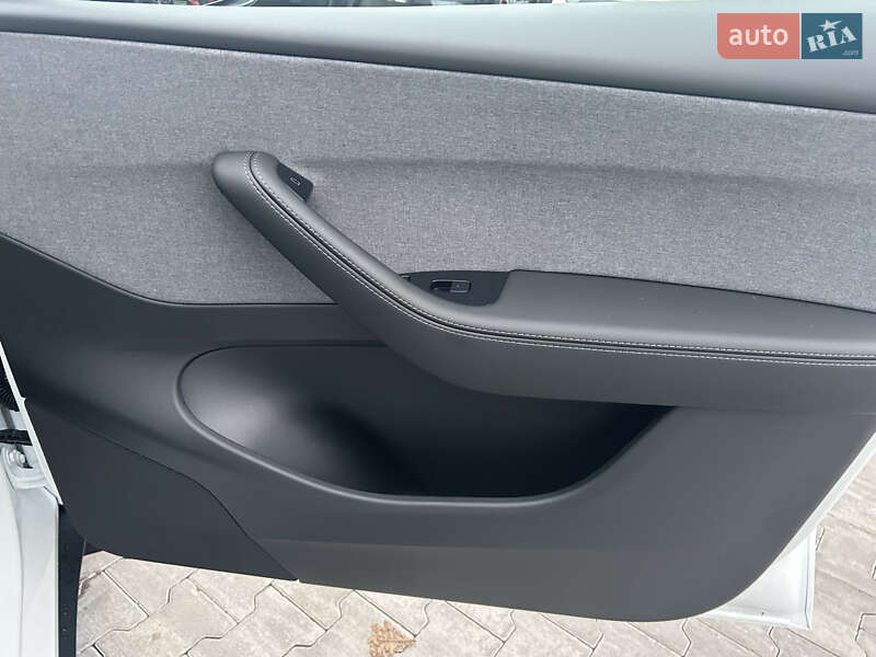 Внедорожник / Кроссовер Tesla Model Y 2025 в Киеве