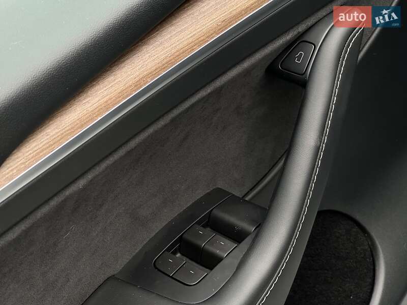 Внедорожник / Кроссовер Tesla Model Y 2023 в Львове