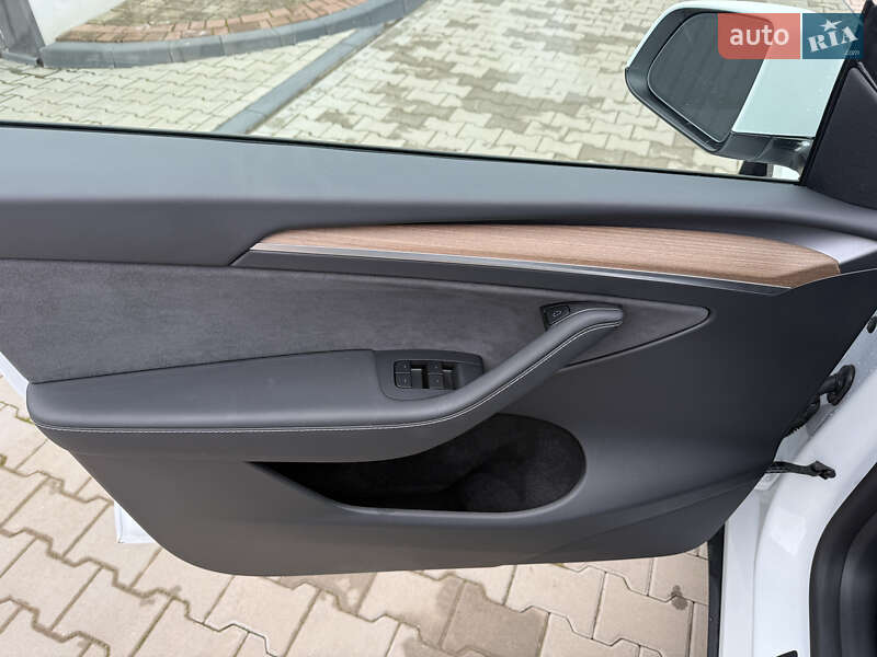 Внедорожник / Кроссовер Tesla Model Y 2025 в Львове