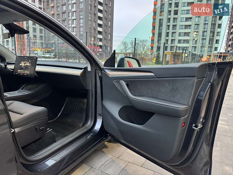 Внедорожник / Кроссовер Tesla Model Y 2024 в Киеве