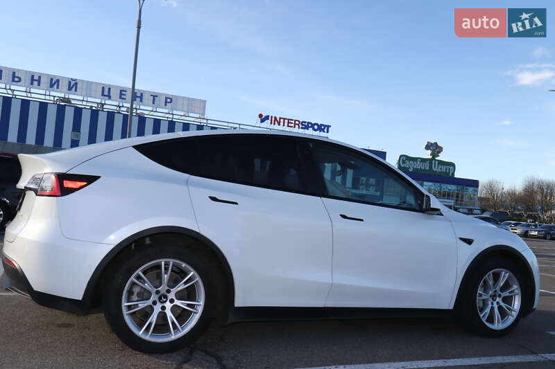 Внедорожник / Кроссовер Tesla Model Y 2020 в Киеве