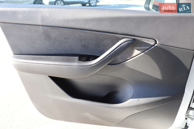 Внедорожник / Кроссовер Tesla Model Y 2020 в Киеве