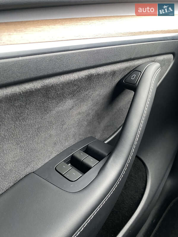 Позашляховик / Кросовер Tesla Model Y 2024 в Києві