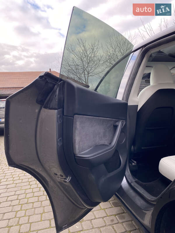 Внедорожник / Кроссовер Tesla Model Y 2024 в Львове