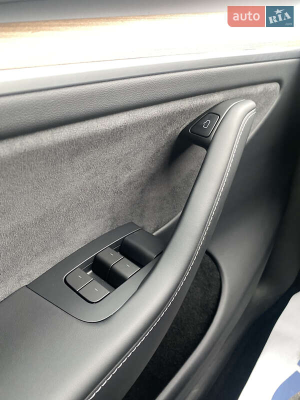 Позашляховик / Кросовер Tesla Model Y 2024 в Києві