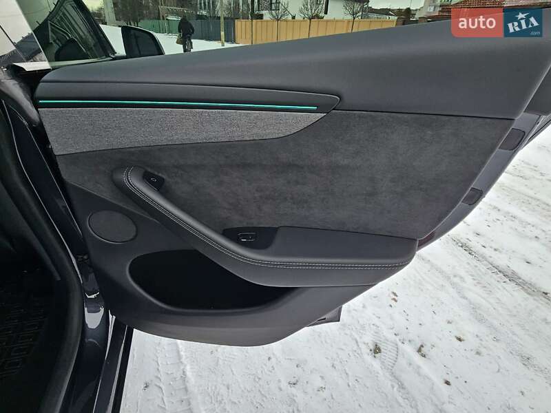 Позашляховик / Кросовер Tesla Model Y 2025 в Києві фото 14 Позашляховик / Кросовер Tesla Model Y 2025 в Києві