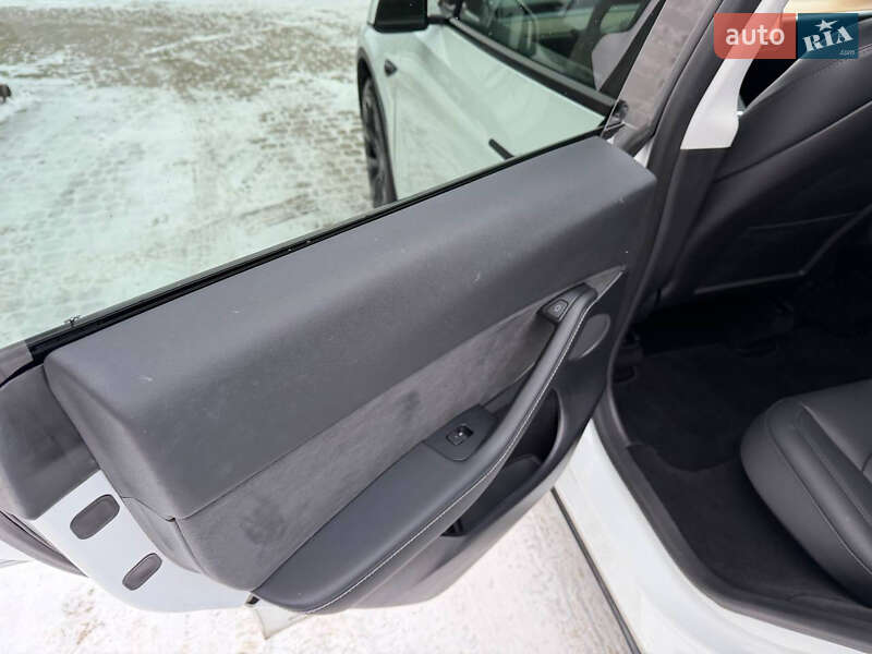 Внедорожник / Кроссовер Tesla Model Y 2023 в Львове