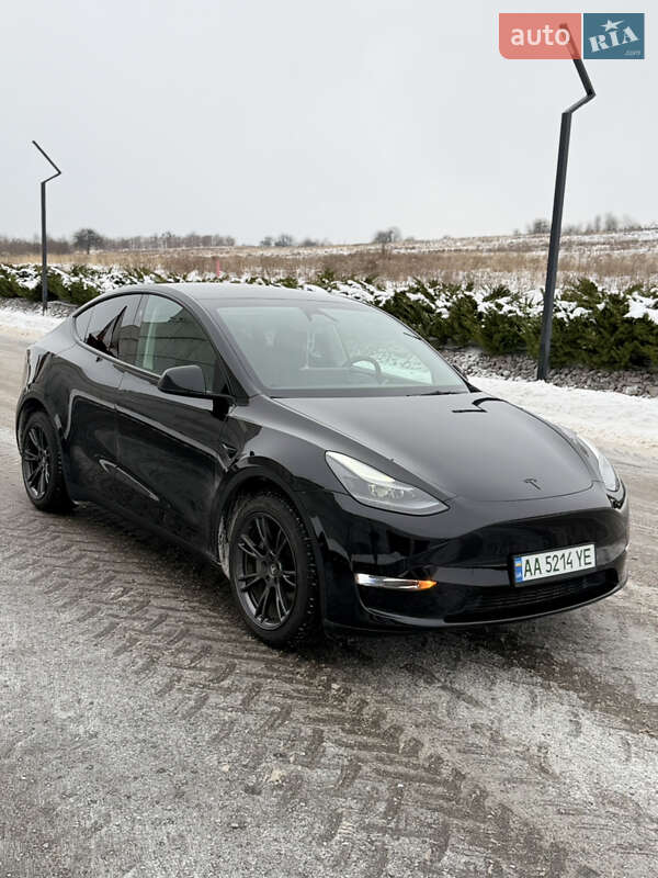 Tesla Model Y 2024