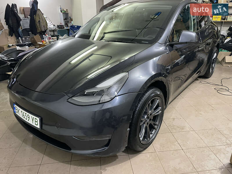 Tesla Model Y 2024